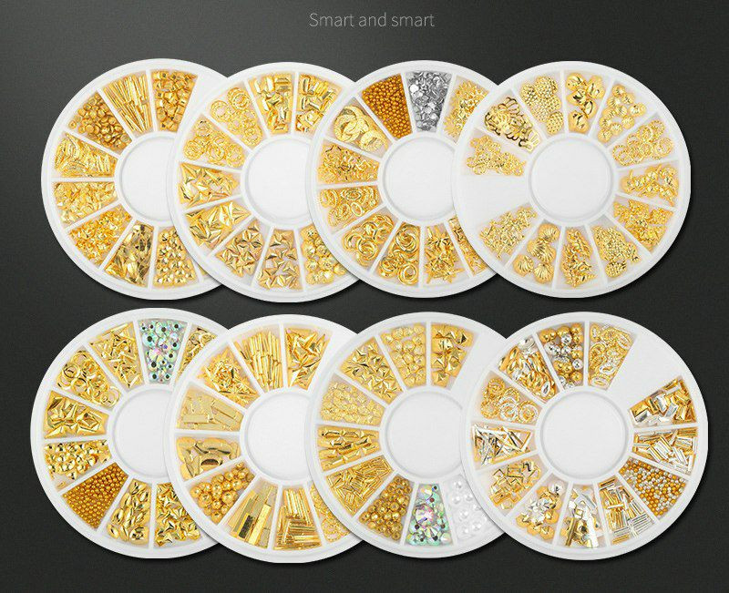 Ensemble de décoration pour ongles Wokoto comprenant des clous métalliques dorés et des charmes.