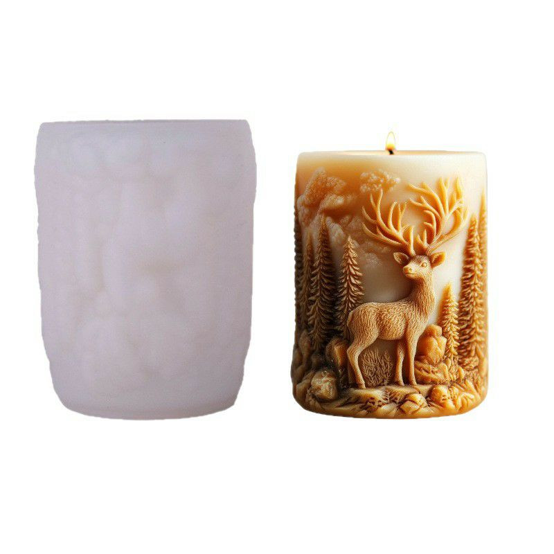 Moule en silicone pour fabriquer des bougies cylindriques sur le thème de Noël, représentant un cerf dans une forêt.
