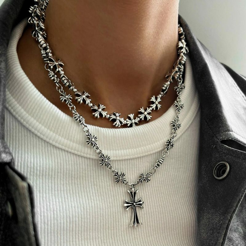 Collier à double couche avec des pendentifs croix.