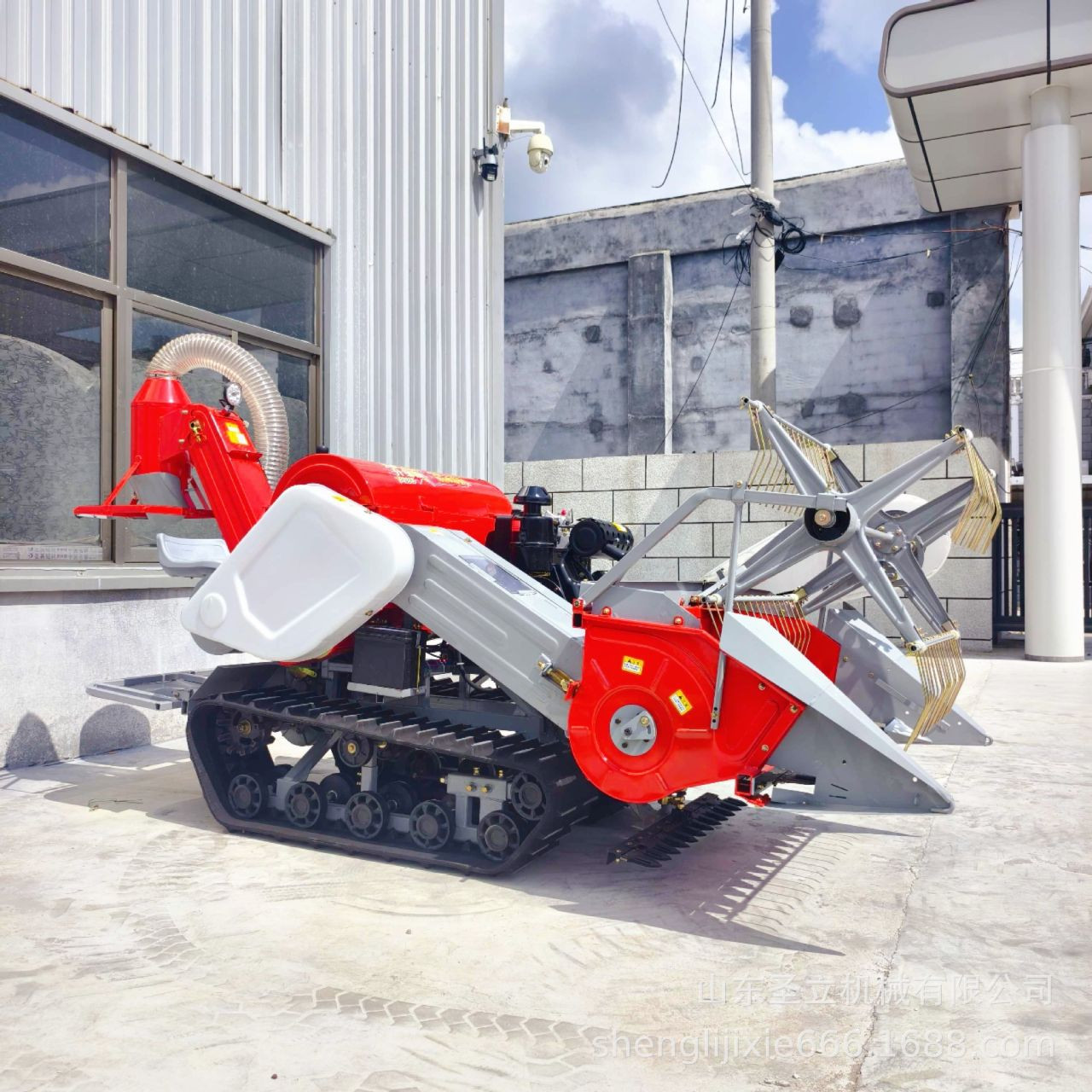 Petite moissonneuse-batteuse modèle 1100, moissonneuse-batteuse de riz et de blé autoportée pour champs de ciment montagneux et vallonnés.