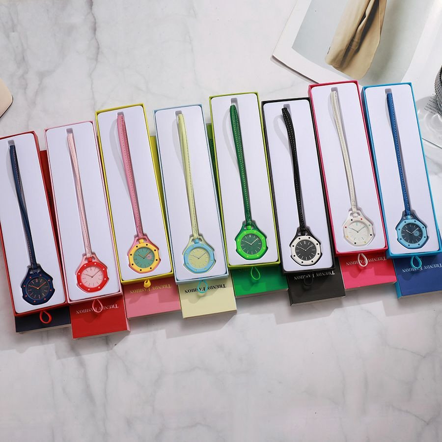 Montres issues de la collaboration Audemars Piguet x Swatch, nommée Royal Pop. Elles présentent un boîtier octogonal en biocéramique inspiré du design de la Royal Oak.Conçues comme des montres de poch
